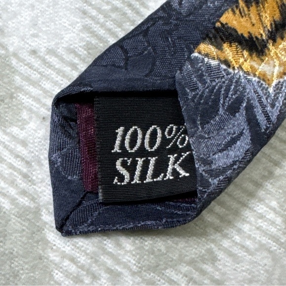 Vintage 1993 Silk Tie Wolf Graphic Endangered Species Made in USA Taking A Break - Picture 4 of 7